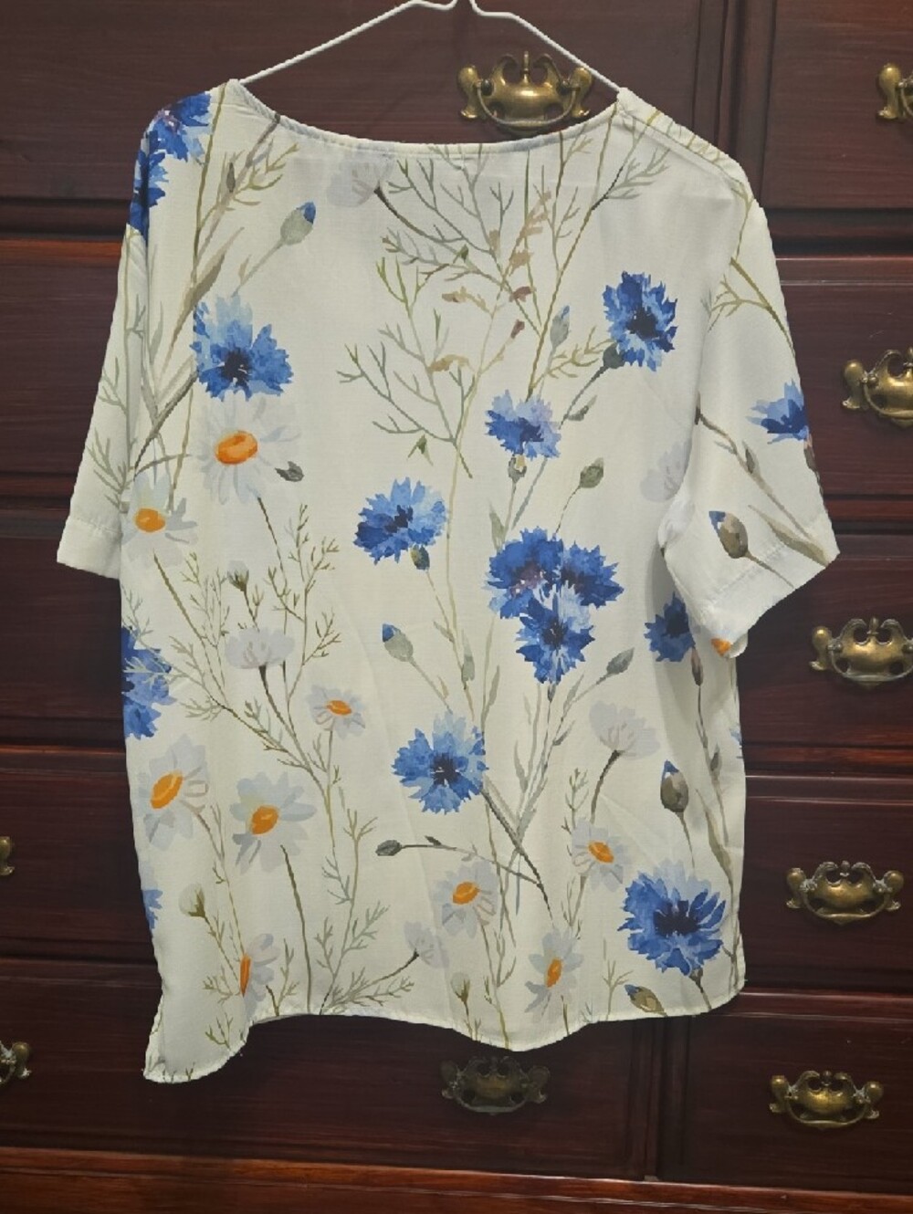 Just Fashion Now White Short-Sleeve Blue Floral Blouse W/ Button Accents L - Picture 3 of 9